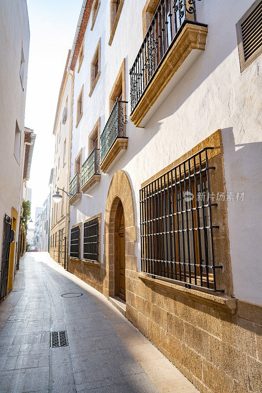 西班牙阿利坎特的Javea Xabia地中海街道立面